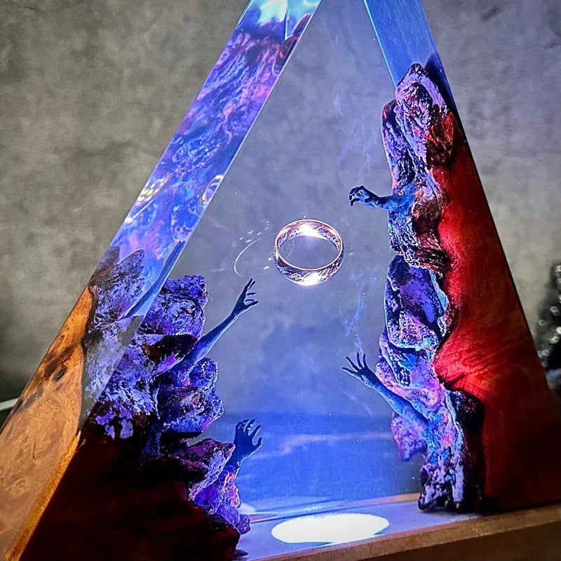 Lampada Triangolare in Resina — Anello Dorato