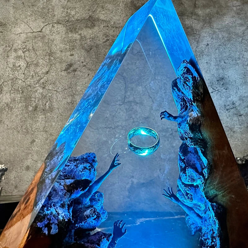 Lampada Triangolare in Resina — Anello Dorato