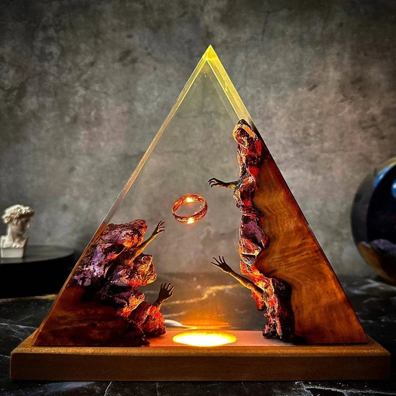 Lampada Triangolare in Resina — Anello Dorato