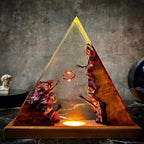 Lampada Triangolare in Resina — Anello Dorato
