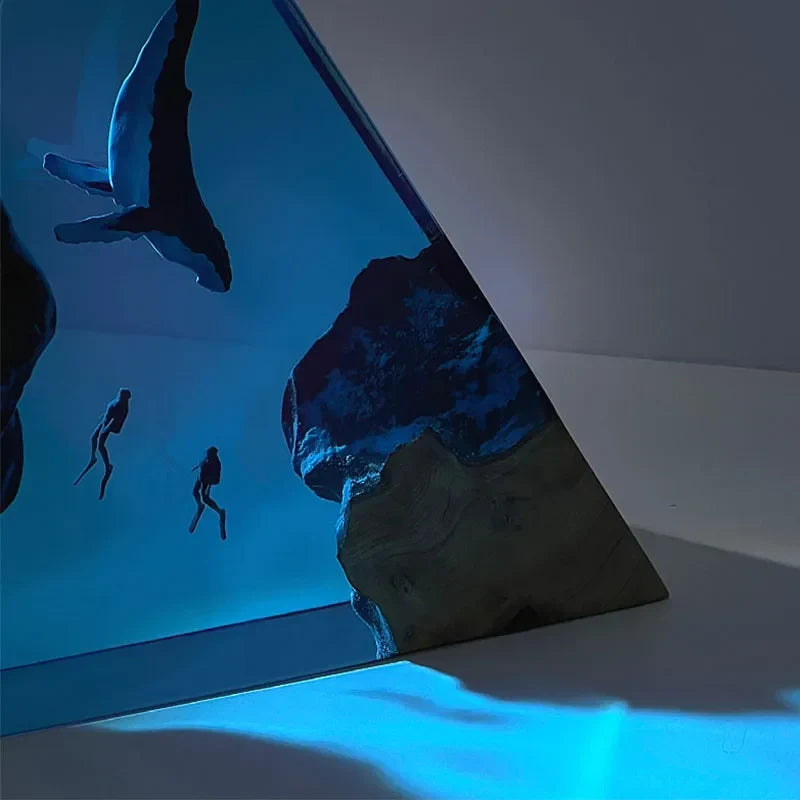 Lampada Triangolare in Resina — Balena e Sub