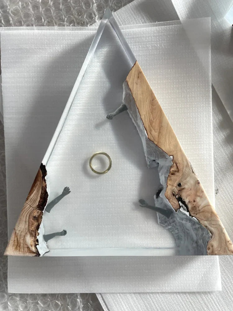Lampada Triangolare in Resina — Anello Dorato