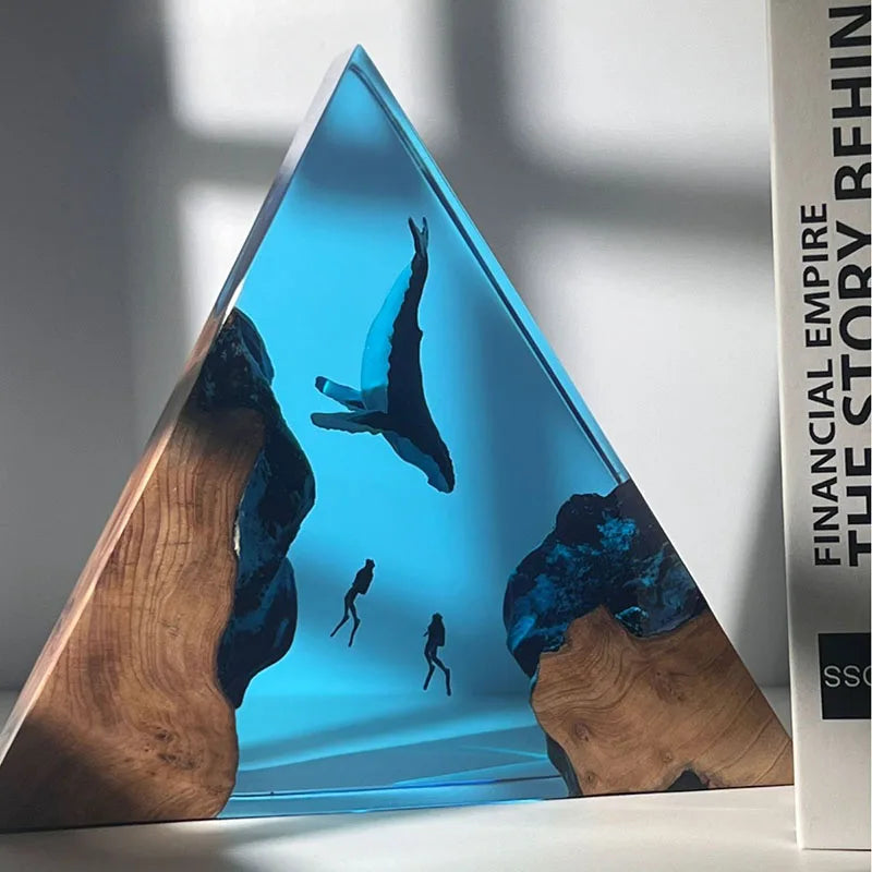 Lampada Triangolare in Resina — Balena e Sub