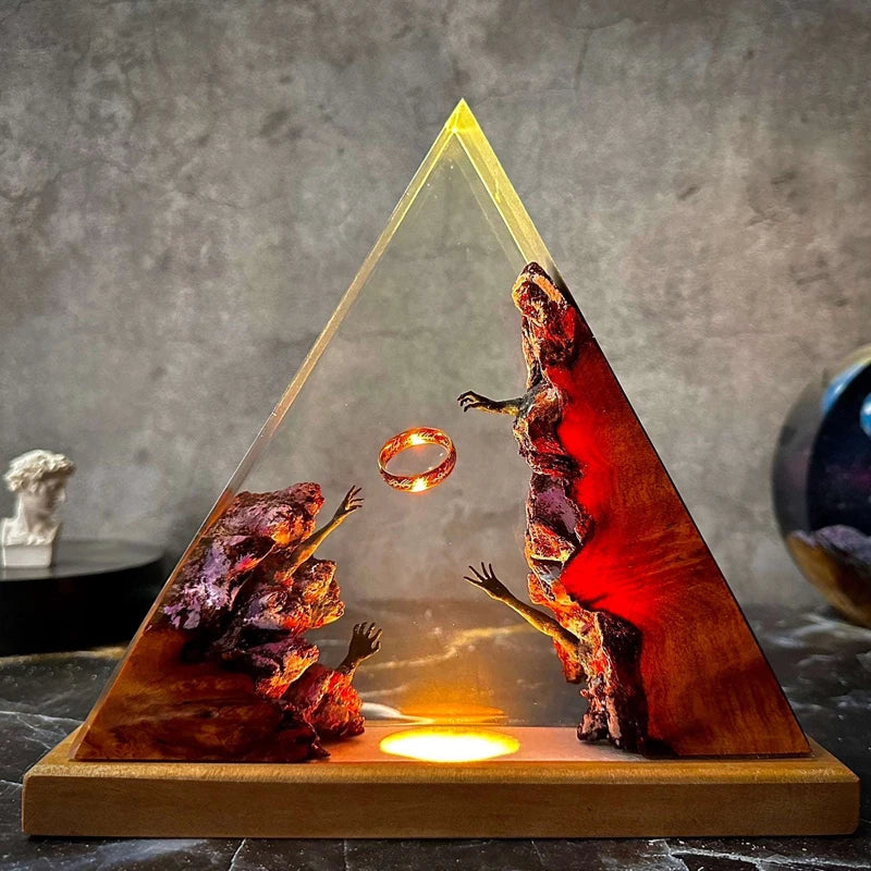 Lampada Triangolare in Resina — Anello Dorato