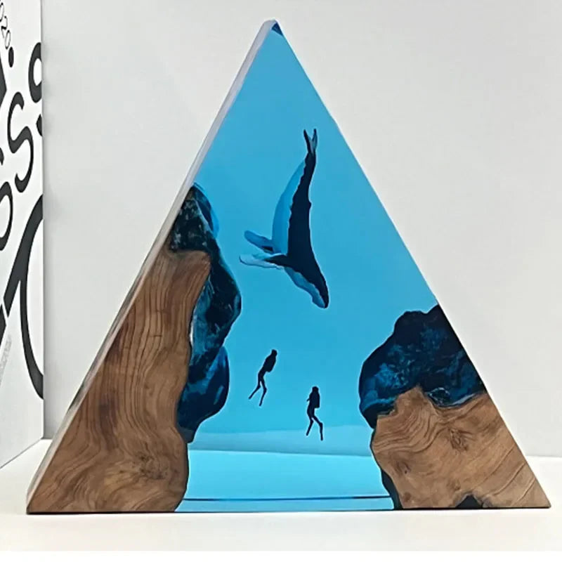 Lampada Triangolare in Resina — Balena e Sub